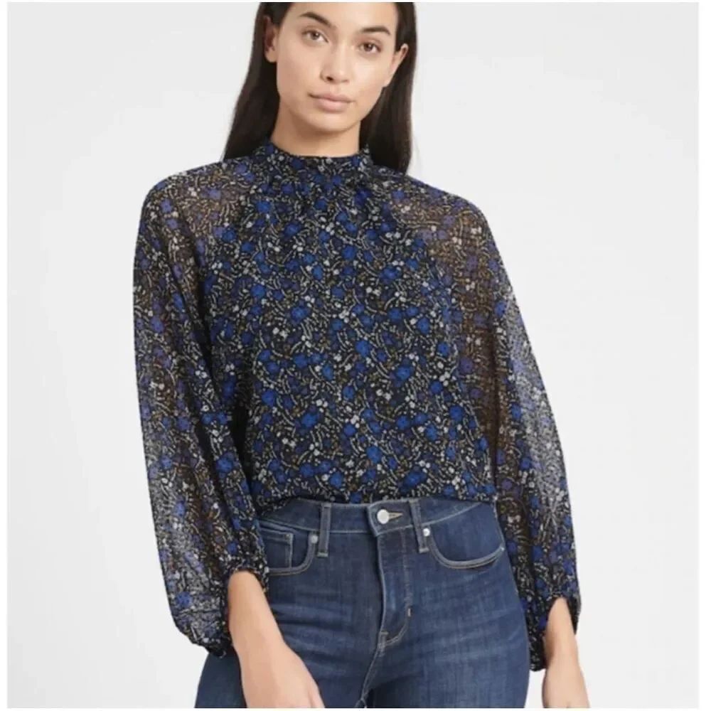 ✨BANANA REPUBLIC VELVET DOT BILLOW-SLEEVE SZ MEDIUM TOP✨